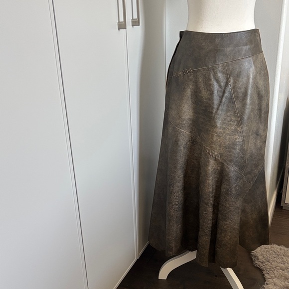 Danier Women's Distressed Brown Leather A-Line Skirt - Picture 4 of 13